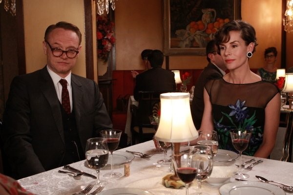 Mad Men: Embeth Davidtz e Jared Harris nell'episodio Love Among the Ruins