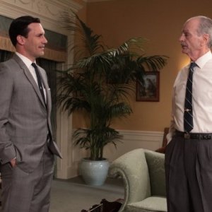 Mad Men: Jon Hamm e Chelcie Ross in una scena dell'episodio Guy Walks Into an Advertising Agency