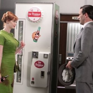 Mad Men: Jon Hamm e Christina Hendricks in una scena dell'episodio Guy Walks Into an Advertising Agency