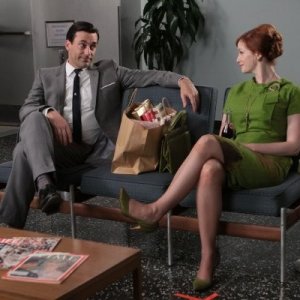 Mad Men: Jon Hamm e Christina Hendricks nell'episodio Guy Walks Into an Advertising Agency