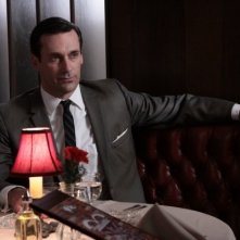 Mad Men: Jon Hamm in una scena dell'episodio Love Among the Ruins