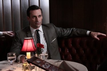Mad Men: Jon Hamm in una scena dell'episodio Love Among the Ruins