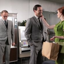 Mad Men: Jon Hamm, Jared Harris e Christina Hendricks nell'episodio Guy Walks Into an Advertising Agency
