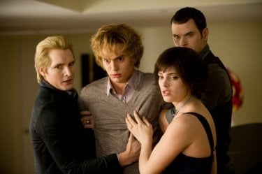 Peter Facinelli, Kellan Lutz e Ashley Green trattengono Jackson Rathbone in un momento del film New Moon