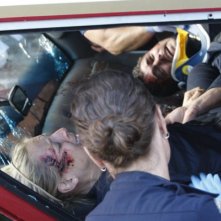 Trauma: Anastasia Griffith e Taylor Kinney in una scena dell'episodio Home Court