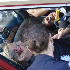 Trauma: Anastasia Griffith e Taylor Kinney in una scena dell'episodio Home Court