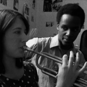 Una scena di  Guy and Madeline on a Park Bench