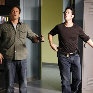 Don Eppes (Rob Morrow) e Colby Granger (Dylan Bruno) in un momento dell'episodio Ultimatum di Numb3rs