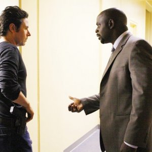 Don (Rob Morrow) e David (Alimi Ballard) in una scena dell'episodio Ultimatum di Numb3rs