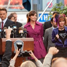 Ll Procuratore Distrettuale Di Metropolis Ray Sacks D Neal Alla Conferenza Stampa Con Lois E Durance E Jayna A Scagliotti Nell Ottavo Episodio Di Smallville 137853