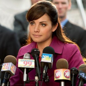 Lois Lane (Erica Durance) parla alla conferenza stampa dell'episodio 'Idol' di Smallville