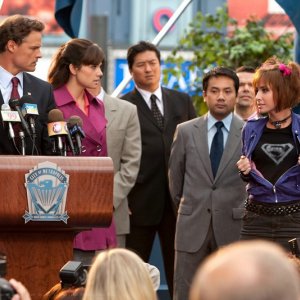 Ray Sacks (Dylan Neal) con Lois (Erica Durance) e Jayna (Allison Scagliotti) in una scena dell'episodio Idol di Smallville