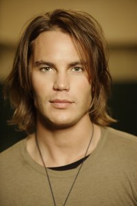 Taylor Kitsch in una foto promozionale