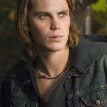 Taylor Kitsch in una scena del film The Covenant