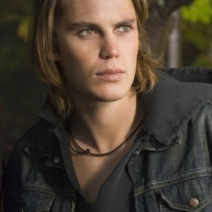 Taylor Kitsch in una scena del film The Covenant