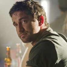 Un primo piano di Gerard Butler in una scena del film La dura verità (2009)