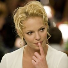 Un primo piano di Katherine Heigl in una scena del film La dura verità (2009)