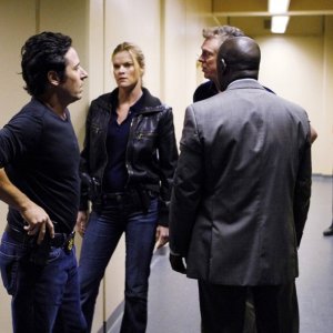 Una scena dell'episodio Ultimatum di Numb3rs con Rob Morrow, Missi Pyle, Christopher McDonald e Alimi Ballard