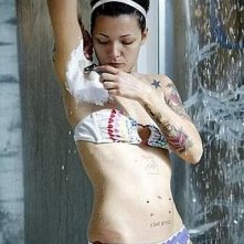 Grande Fratello 10: Diletta Franceschetti alle prese con il rasoio sotto la doccia