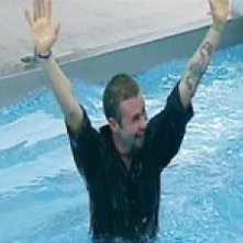 Grande Fratello 10: Gabriele Belli, dopo aver rivelato agli altri di essere un trans viene gettato scherzosamente in piscina