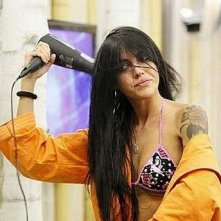 Grande Fratello 10: Veronica si asciuga i capelli dopo la doccia