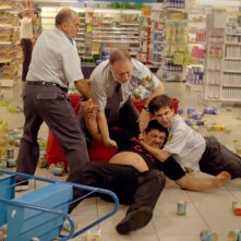 Horacio Camandule (al centro, sul pavimento) in una scena del film Gigante, di Adrián Biniez