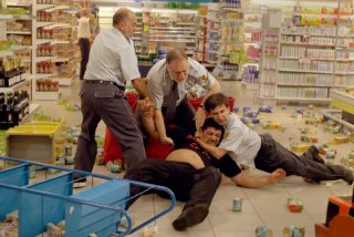Horacio Camandule (al centro, sul pavimento) in una scena del film Gigante, di Adrián Biniez