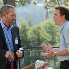 Hugh Laurie e Robert Sean Leonard in una scena tratta da Known Unknowns dalla sesta stagione di Dr. House: Medical Division