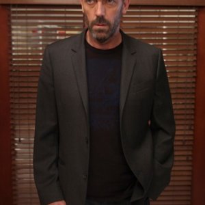 Hugh Laurie in una scena tratta da Epic Fail dalla sesta stagione di Dr. House: Medical Division