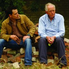 Shane Taylor e Benjamin Whitrow nel film Bomber, di Paul Cotter