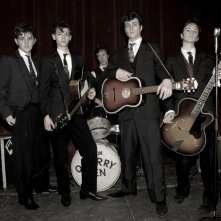 Aaron Johnson (al centro) nel film Nowhere Boy