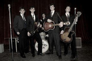 Aaron Johnson (al centro) nel film Nowhere Boy