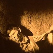 Antoine Saint-John in una scena del film E tu vivrai nel terrore - L'aldilà ( 1981 )