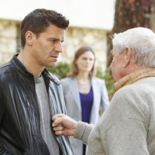 Bones: la guest star Ralph Waite con David Boreanaz nell'episodio The Foot in the Foreclosure