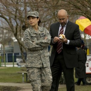 Camille Wray (Ming-Na) in una scena con Carl Strom (Carlo Rota) nell'episodio Earth di Stargate Universe