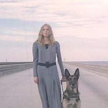 Cinzia Monreale in una sequenza del film E tu vivrai nel terrore - L'aldilà ( 1981 )