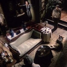 Cinzia Monreale (nell'angolo) in una scena del film E tu vivrai nel terrore - L'aldilà ( 1981 )