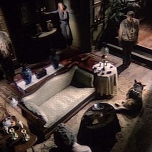 Cinzia Monreale (nell'angolo) in una scena del film E tu vivrai nel terrore - L'aldilà ( 1981 )