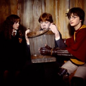 Daniel Radcliffe ed Emma Watson confortano Rupert Grint che stregato, vomita lumache in una scena di Harry Potter e la Camera dei Segreti