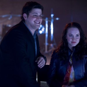 David Blue ed Elyse Levesque nel locale in un momento dell'episodio Earth di Stargate Universe
