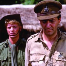 David Bowie e Tom Conti in una scena di Furyo (Merry Christmas, Mr. Lawrence)