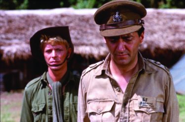 David Bowie e Tom Conti in una scena di Furyo (Merry Christmas, Mr. Lawrence)