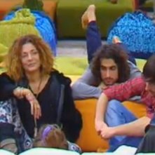 Grande Fratello 10: Davide e Diletta durante il gioco della bottiglia