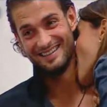 Grande Fratello 10: il gioco della bottiglia scalda l'atmosfera tra Camila e George