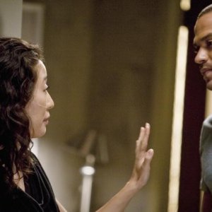 Grey's Anatomy: Jesse Williams e Sandra Oh in una scena dell'episodio Invest in Love