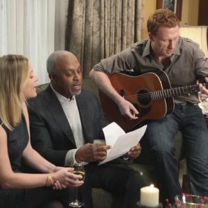 Grey's Anatomy: Jessica Capshaw, James Pickens Jr. e Kevin McKidd nell'episodio Holidaze