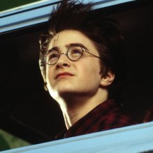 Harry (Daniel Radcliffe) affacciato al finestrino della macchina volante del signor Weasley