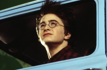 Harry (Daniel Radcliffe) affacciato al finestrino della macchina volante del signor Weasley