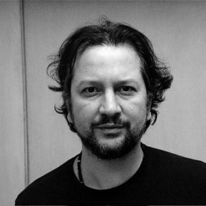 il regista Sebastian Gutierrez sul set di Women in Trouble