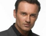 Julian McMahon ed Ernest Borgnine vedono Red